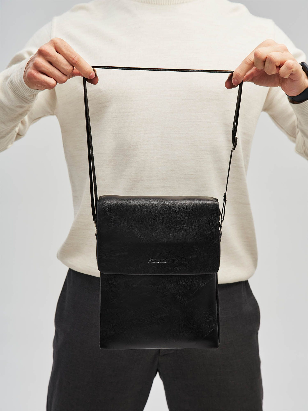 Стильная и практичная кожаная мужская сумка через плечо кожаная отличный выбор для активных и модных мужчин. Эта сумка идеально подходит для повседневной жизни, для работы в офисе или на деловых встречах.