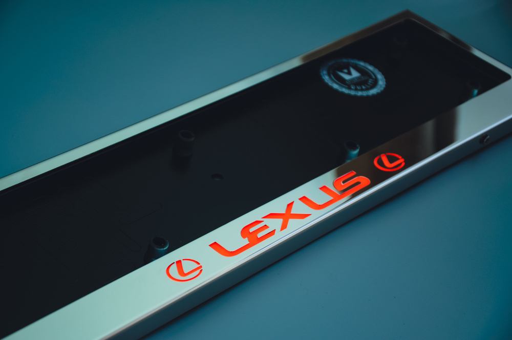 LED Рамка номерного знака с красной подсветкой надписи LEXUS из металла хром (нержавейка) / Рамка для #1