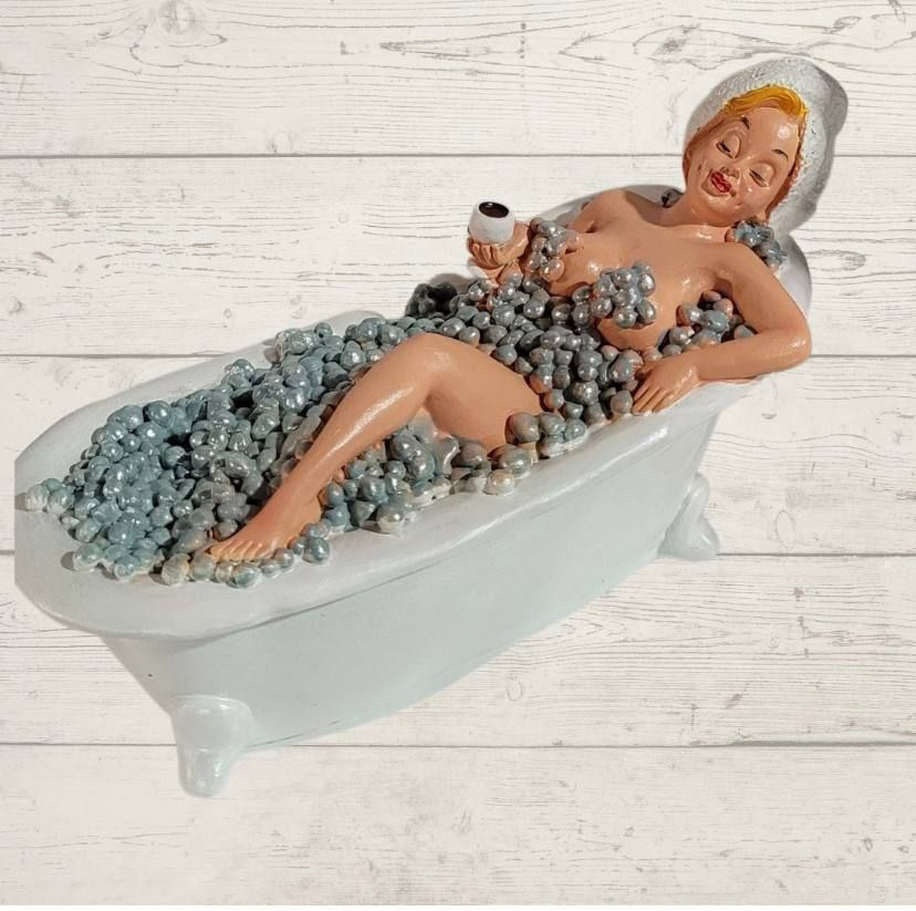 Статуэтка Девушка в ванне. #1