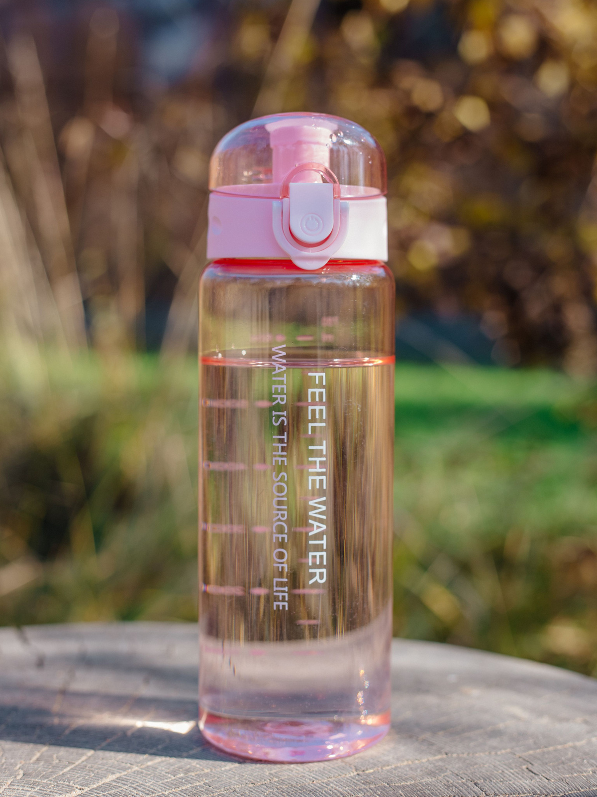     Пластиковая бутылка объемом 0,78 литра. Остановив свой выбор на этой модели, Вы приобретете эстетичную, надежную, удобную и качественную бутылку для воды, особенно если Вы активный человек и любите заниматься спортом. 