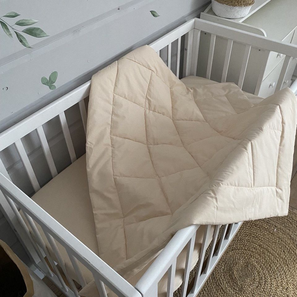 Одеяло стеганое в кроватку для новорожденного MamiBro, размер 90х110 см, 100% хлопок, светло бежевый #1