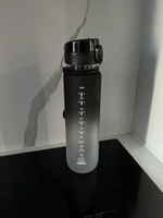 Спортивная бутылка для воды, 1000 мл, Питьевая фитнес бутылка, с откидывающейся крышкой и ремешком для переноски, сито-фильтр, с замком от проливания, черно-белый #40, Elena B.